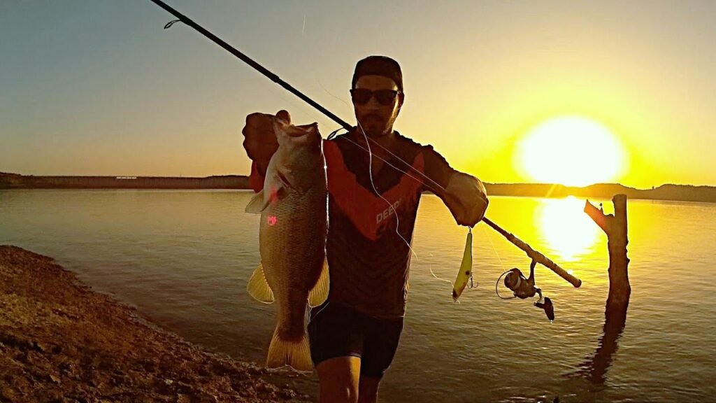 Buscando los Black Bass desde orilla a finales de verano